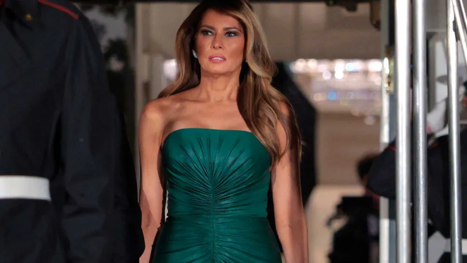 ميلانيا ترامب تتألق بفستان زمردي مبهر من إيلي صعب في عشاء البيت الأبيض