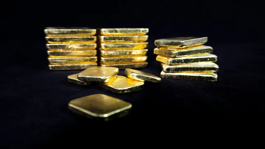 الذهب يتراجع من أعلى مستوى في ثلاثة أسابيع مع صعود الدولار وترقب بيانات أميركية حاسمة
