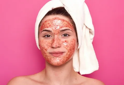 طرق طبيعية لتفتيح البشرة والحفاظ على إشراقتها