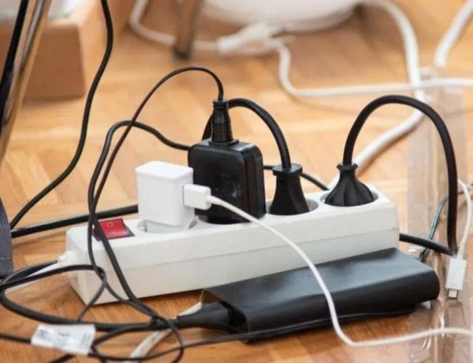 خبير يحذّر من ترك الشواحن الكهربائية موصولة بالمقبس لفترات طويلة