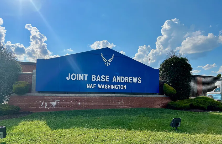 طرد مشبوه داخل قاعدة أمريكية يتسبب بإصابات ونقل عدة أشخاص للمستشفى