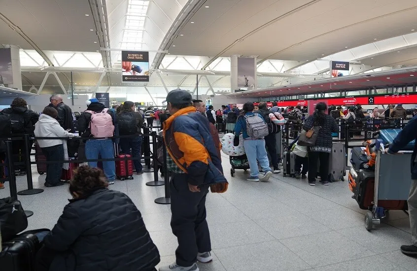 الإغلاق الحكومي يشل المطارات الأمريكية.. آلاف الرحلات بين الإلغاء والتأخير