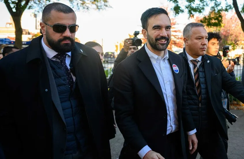 عمدة نيويورك يشيد بمصر خلال زيارة طريفة لمتجر مصري في المدينة