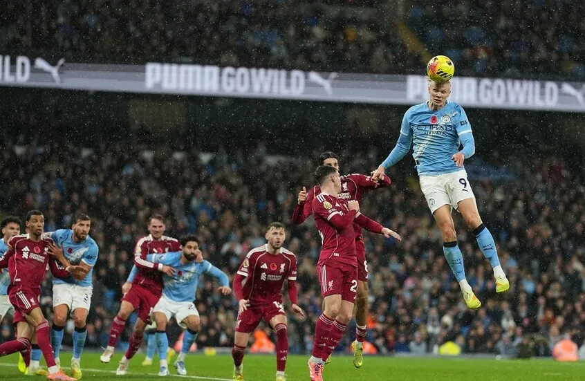 مانشستر سيتي يكتسح ليفربول بثلاثية نظيفة في قمة الدوري الإنجليزي