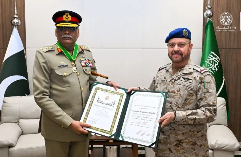 الرويلي يمنح نظيره الباكستاني وسام الملك عبد العزيز من الدرجة الممتازة