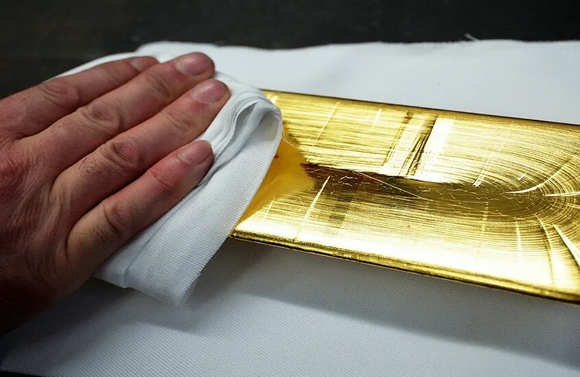 رجل فرنسي يعثر على سبائك ذهبية بقيمة 700 ألف يورو أثناء حفر مسبح في حديقة منزله