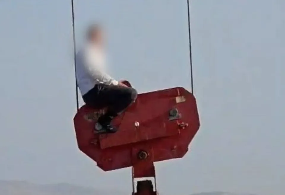 إنقاذ فتى من على رافعة شاهقة في القدس بعد عملية معقدة استمرت ساعات