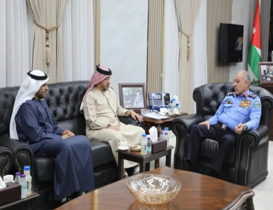 وفد من أكاديمية سيف بن زايد يزور الأمن العام لبحث توسيع التعاون الشرطي وتبادل الخبرات