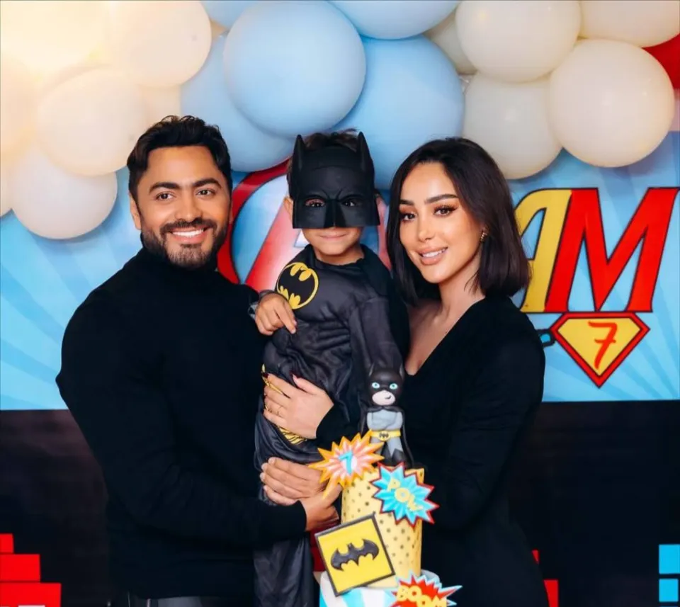 تامر حسني وبسمة بوسيل يحتفلان بعيد ميلاد ابنهما آدم السابع بأجواء طفولية مليئة بالمرح