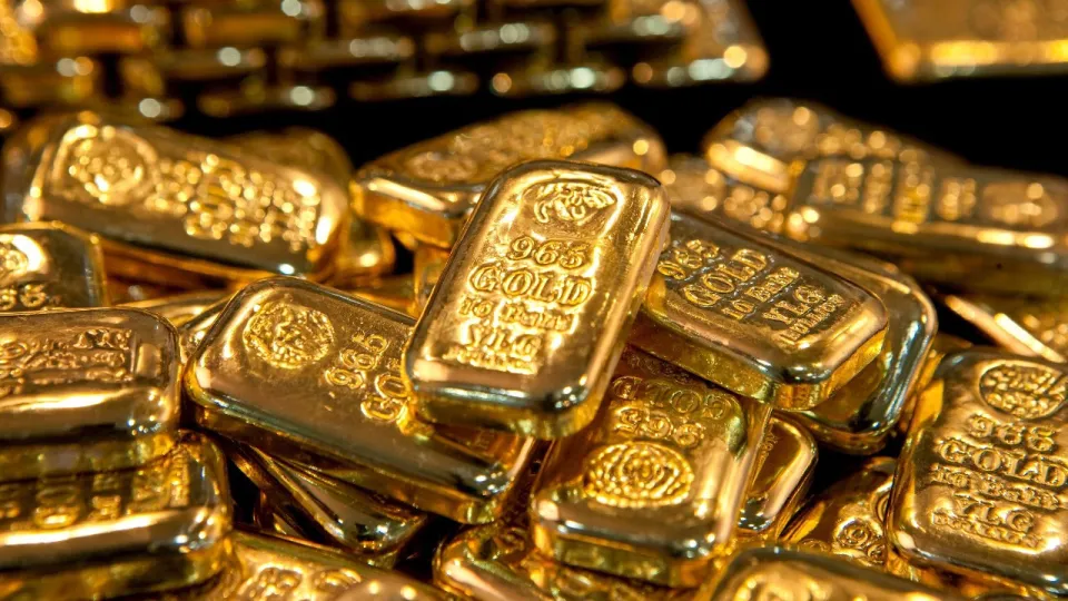 انخفاض أسعار الذهب إلى أقل من 4000 دولار وسط قوة الدولار وضعف الطلب