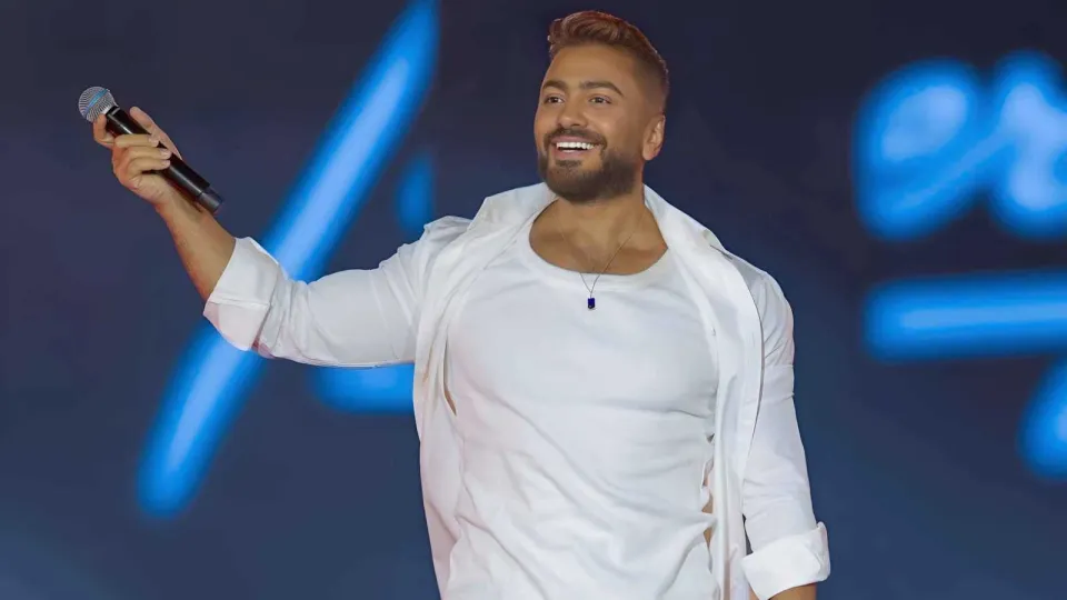 تامر حسني يعود إلى مصر لاستكمال علاجه بعد استئصال جزء من كليته