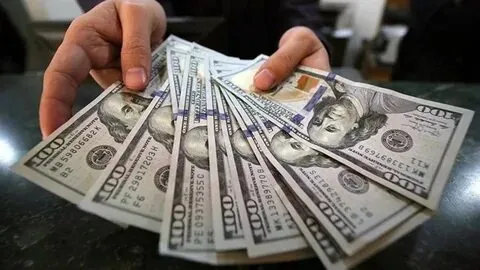 الدولار يتجه لتسجيل أكبر تراجع أسبوعي في أربعة أشهر وسط ضغوط الأسواق العالمية