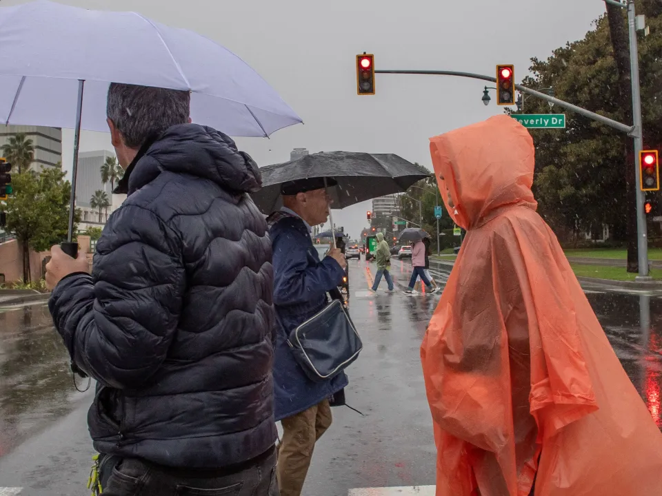 عاصفة قوية تفيض جنوب كاليفورنيا وتتسبب بأضرار في لوس أنجلوس