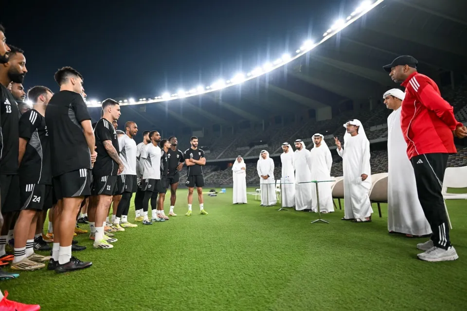 الشيخ حمدان بن مبارك يشهد تدريبات المنتخب الإماراتي استعداداً لمواجهة العراق في تصفيات مونديال 2026