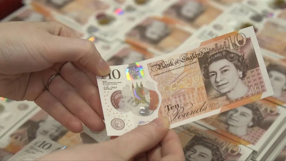 تراجع الجنيه الاسترليني أمام الدولار واليورو وسط تقلبات مالية عالمية