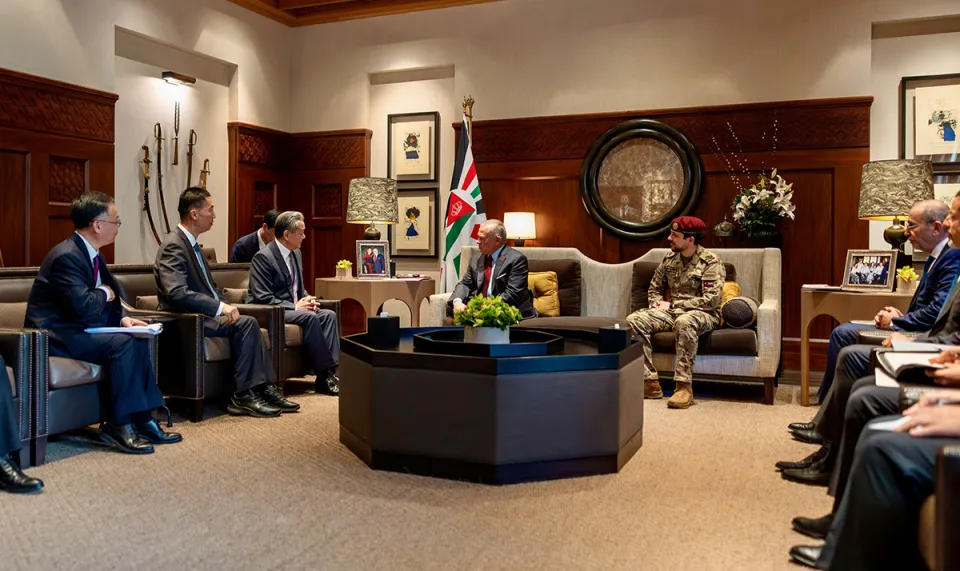 الملك عبدالله الثاني يبحث مع وزير الخارجية الصيني تعزيز الشراكة الاستراتيجية وتطورات المنطقة