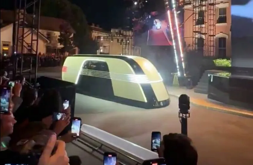 ماسك يثير حماس الجماهير بفيديو تشويقي لمركبة "روبوفان" المستقبلية