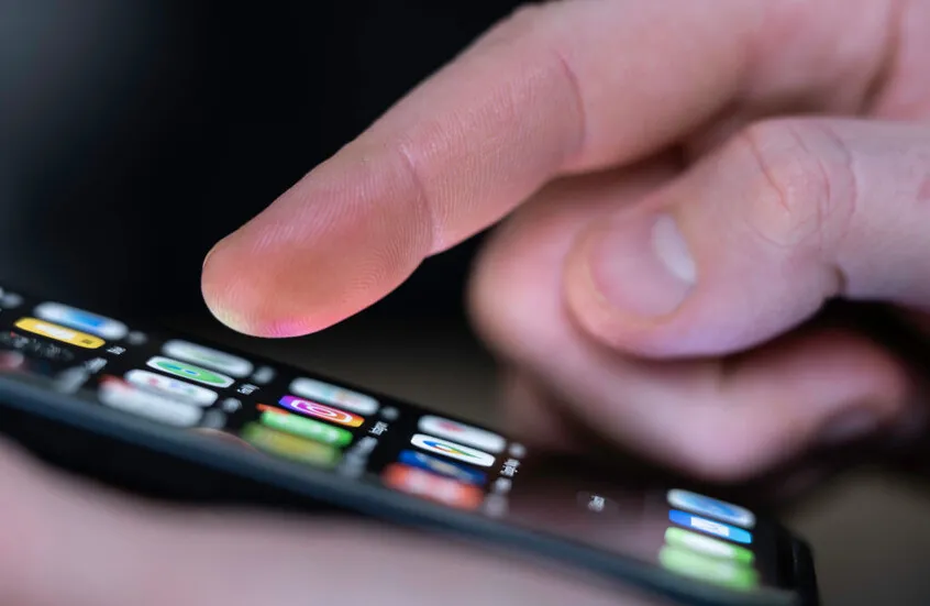 غوغل تمنح الشركات القدرة على مراقبة رسائل الموظفين على هواتف العمل