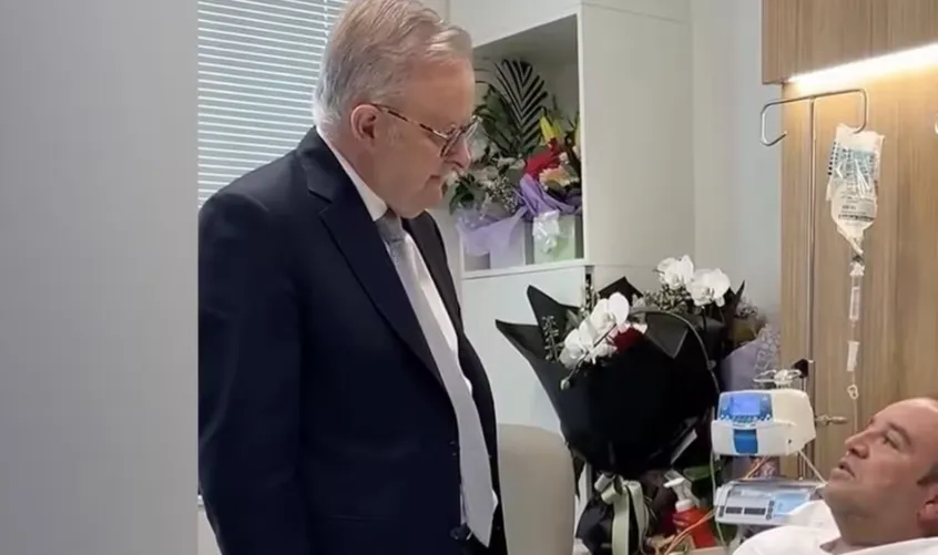 رئيس وزراء أستراليا يزور أحمد الأحمد ويشيد ببطولته عقب هجوم شاطئ بوندي