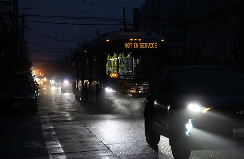 حريق بمحطة كهرباء في كاليفورنيا يقطع التيار عن أكثر من 130 ألف مشترك