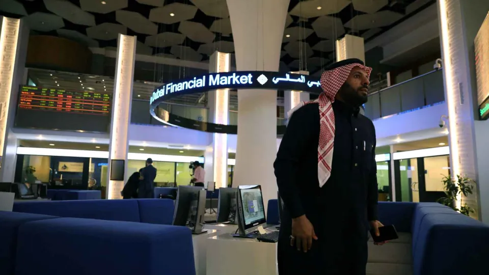 أسواق الأسهم الخليجية تتراجع مع انخفاض أسعار النفط وسط موسم عطلات