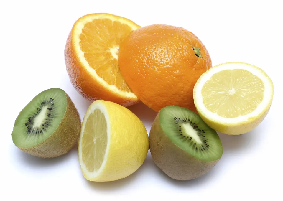 دراسة جديدة تؤكد أهمية فيتامين سي لتحفيز إنتاج الكولاجين وتجديد الجلد