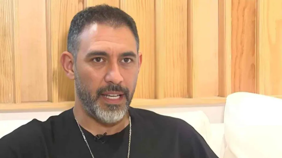 عمرو مصطفى وباسم يوسف يطويان صفحة الخلاف خلال حفل Joy Awards في السعودية