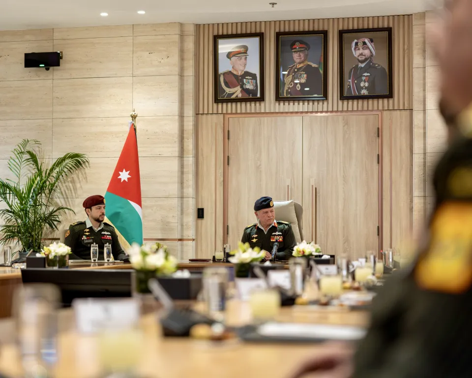 الملك عبدالله الثاني يطلع على جاهزية القوات المسلحة الأردنية وخطط إعادة الهيكلة