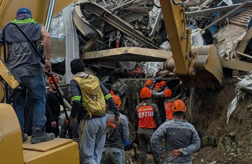 انهيار مكب نفايات في سيبو بالفلبين يقتل شخصًا ويخلف 38 مفقودًا