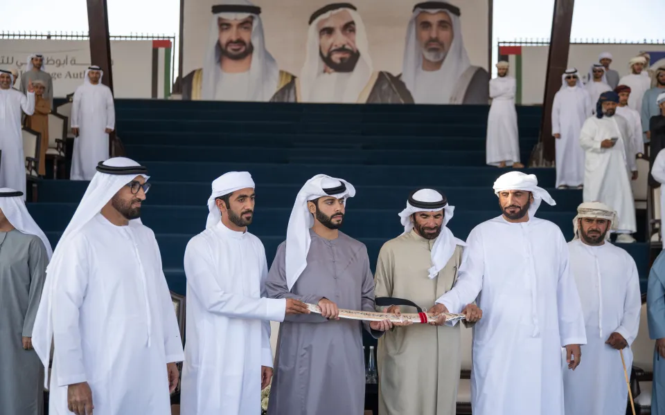 هزاع بن حمدان بن زايد يتوج الفائزين في ختام مزاينات الإبل بمهرجان الظفرة