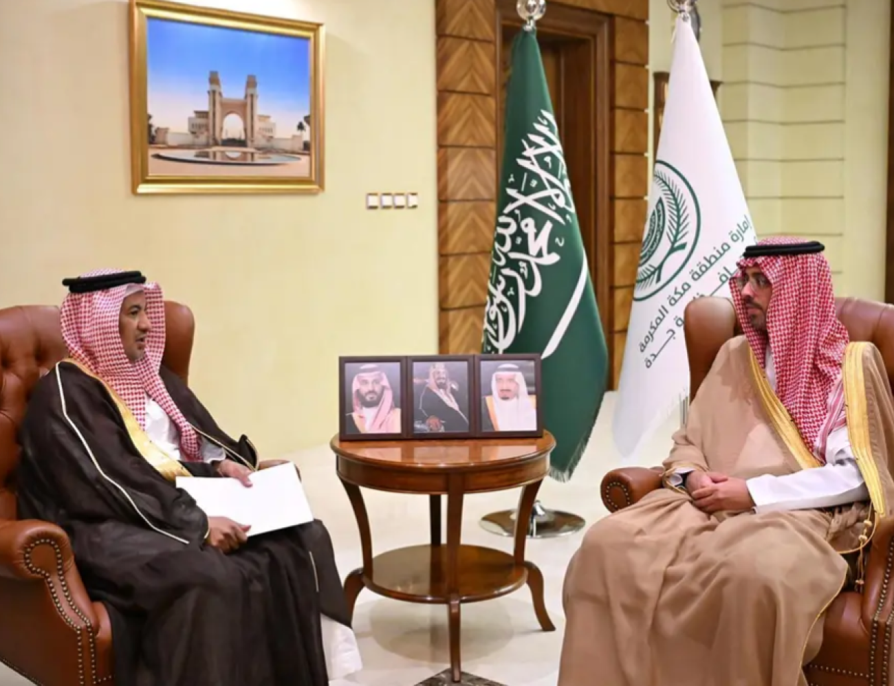 السعودية: سعود بن جلوي يناقش مدير فروع الإعلام تطوير النظام الرقمي