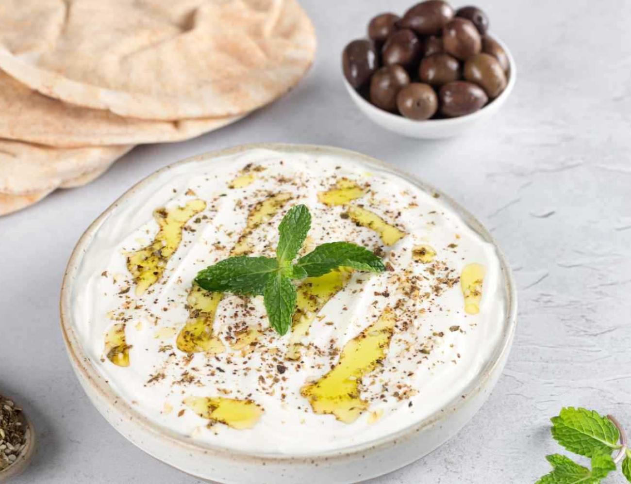 طريقة عمل اللبنة في المنزل بخطوات بسيطة ونكهة مضمونة