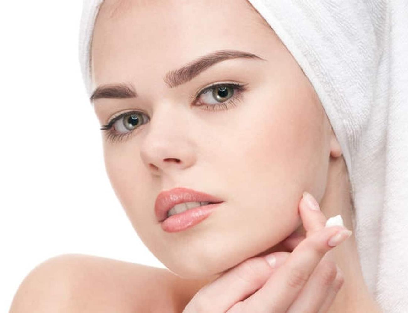 ماسكات طبيعية تعيد شدّ الوجه وتقاوم الترهلات دون تكلفة