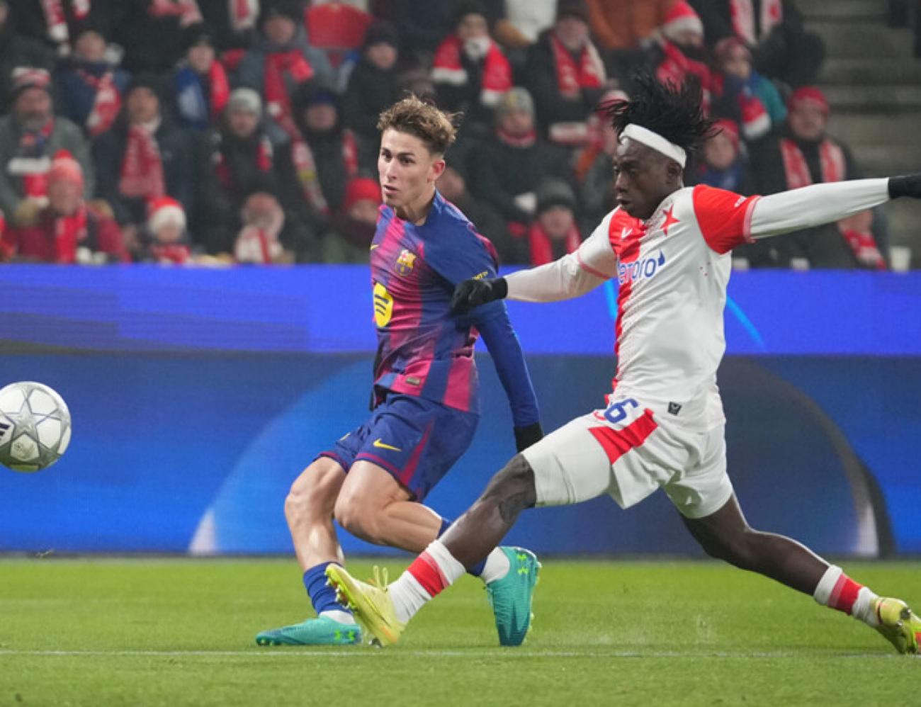 برشلونة يحقق فوزًا مثيرًا 4-2 على سلافيا براغ وينعش آماله بدوري أبطال أوروبا