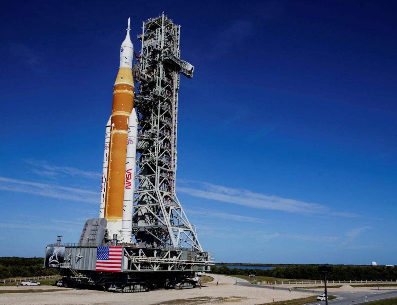 ناسا تنقل صاروخها الجديد إلى منصة الإطلاق استعدادًا لمهمة مأهولة حول القمر
