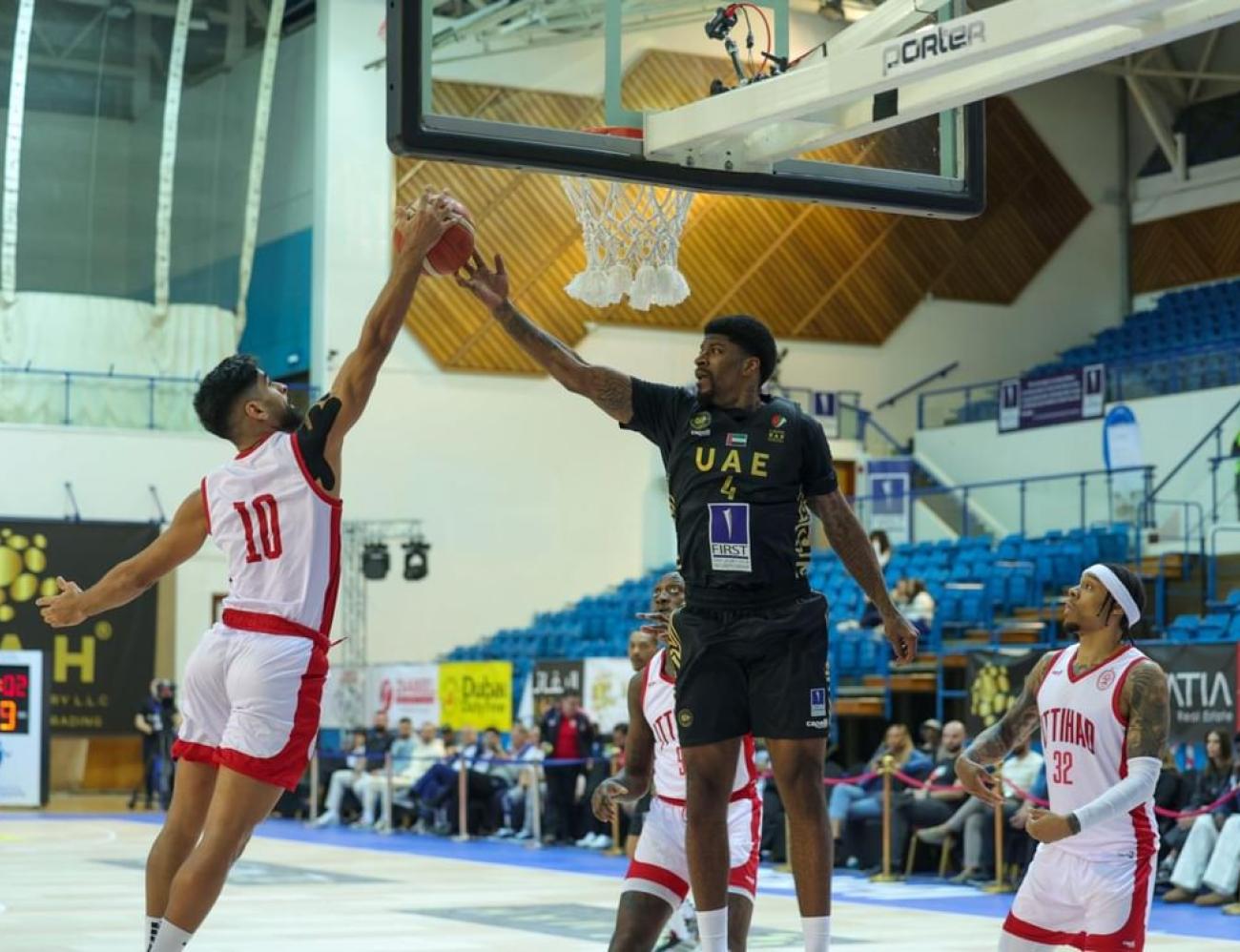 منتخب الإمارات يتأهل إلى نهائي دبي لكرة السلة بعد فوز درامي على ليبيا بنقطة واحدة