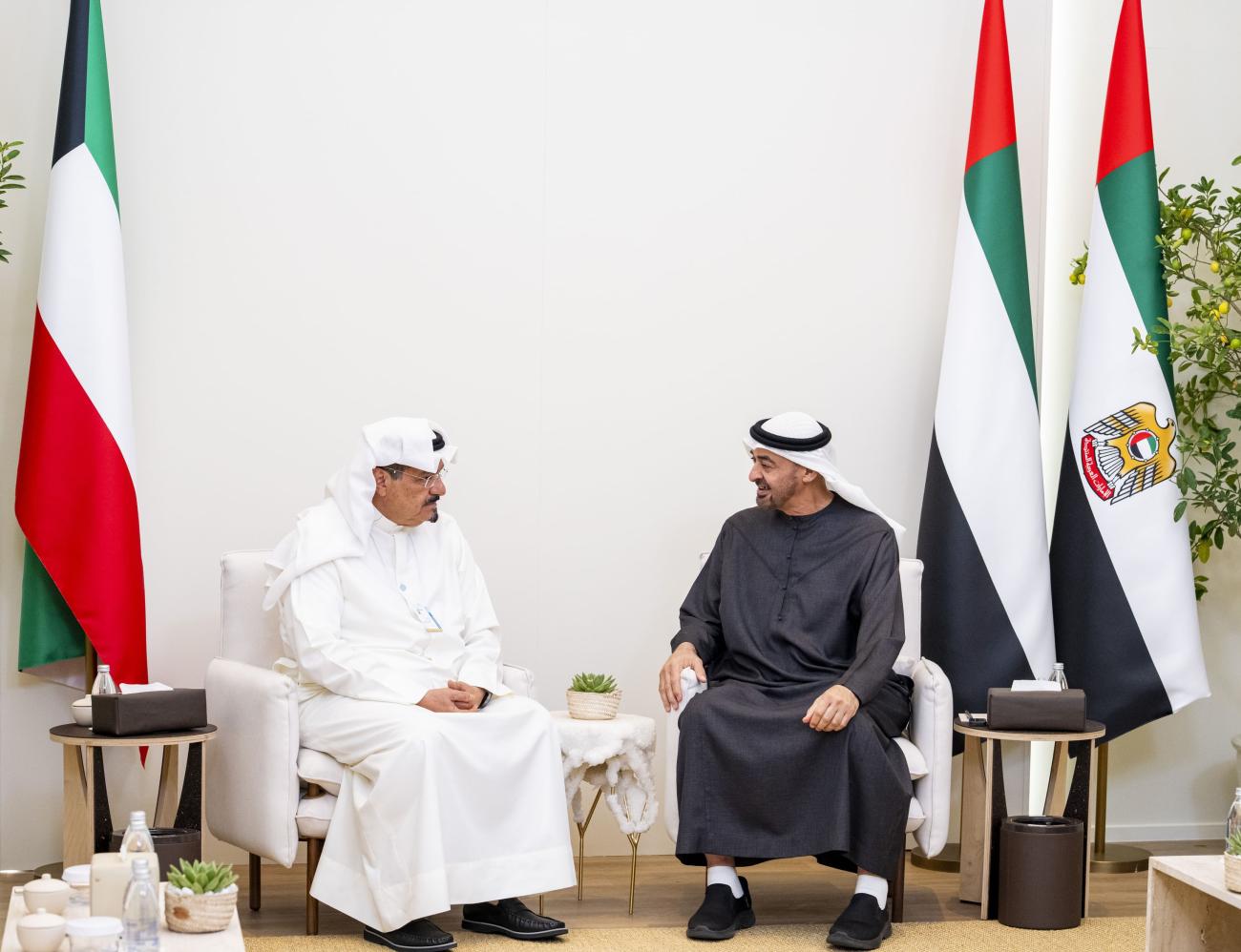 محمد بن زايد يبحث مع رئيس وزراء الكويت تعزيز الشراكة الأخوية